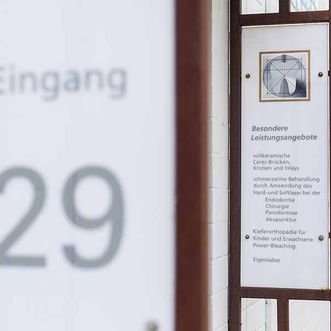 Ein rangezoomtes Bild mit der Hausnummer und dem Praxisschild - ein Bild aus der Zahnarztpraxis Dr. Thomas Dietrich 