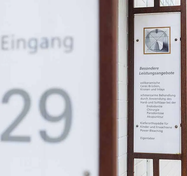 Ein rangezoomtes Bild mit der Hausnummer und dem Praxisschild - ein Bild aus der Zahnarztpraxis Dr. Thomas Dietrich 