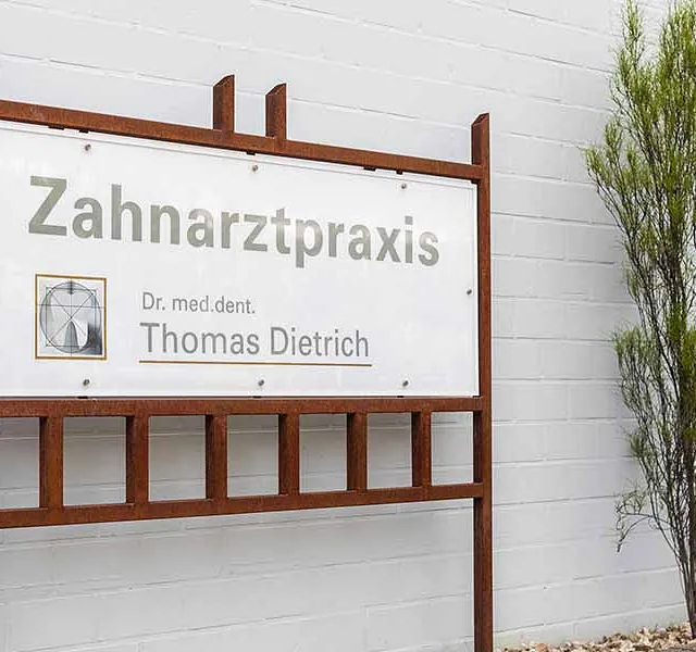 Das Praxisschild vor der Eingangstür - ein Bild aus der Zahnarztpraxis Dr. Thomas Dietrich 