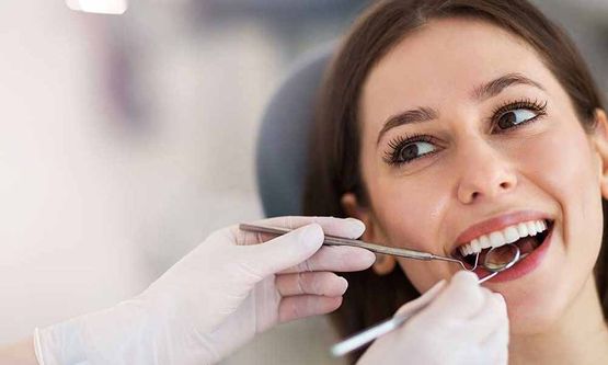Eine Patientin bei der Parodontosebehandlung - Zahnarztpraxis Dr. Thomas Dietrich 