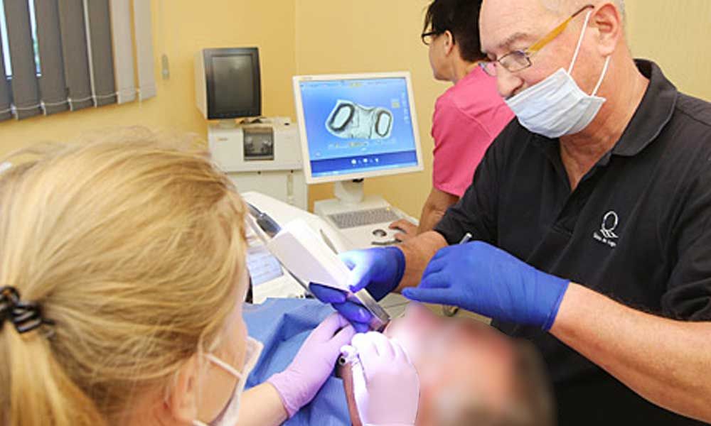 Patient wird mit der Cerec-Kamera behandelt - Zahnarztpraxis Dr. Thomas Dietrich 